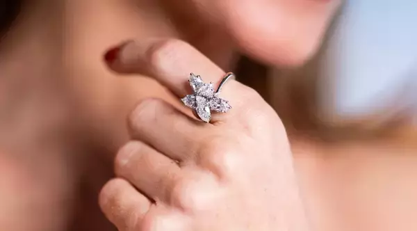 キャバクラの名刺だと思ってブチギレ！実は超高級ブランドの婚約指輪用だった…美人タレント妻、日本代表天才OBに謝った秘話告白