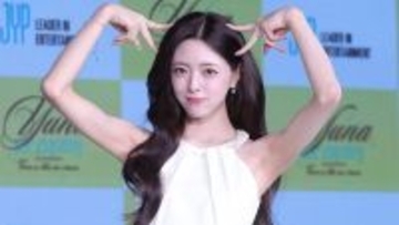 「ユニフォーム姿が女神すぎる」「骨盤ラインに釘付け」ITZYユナ、野球ユニ姿でチアパフォーマンスを披露！