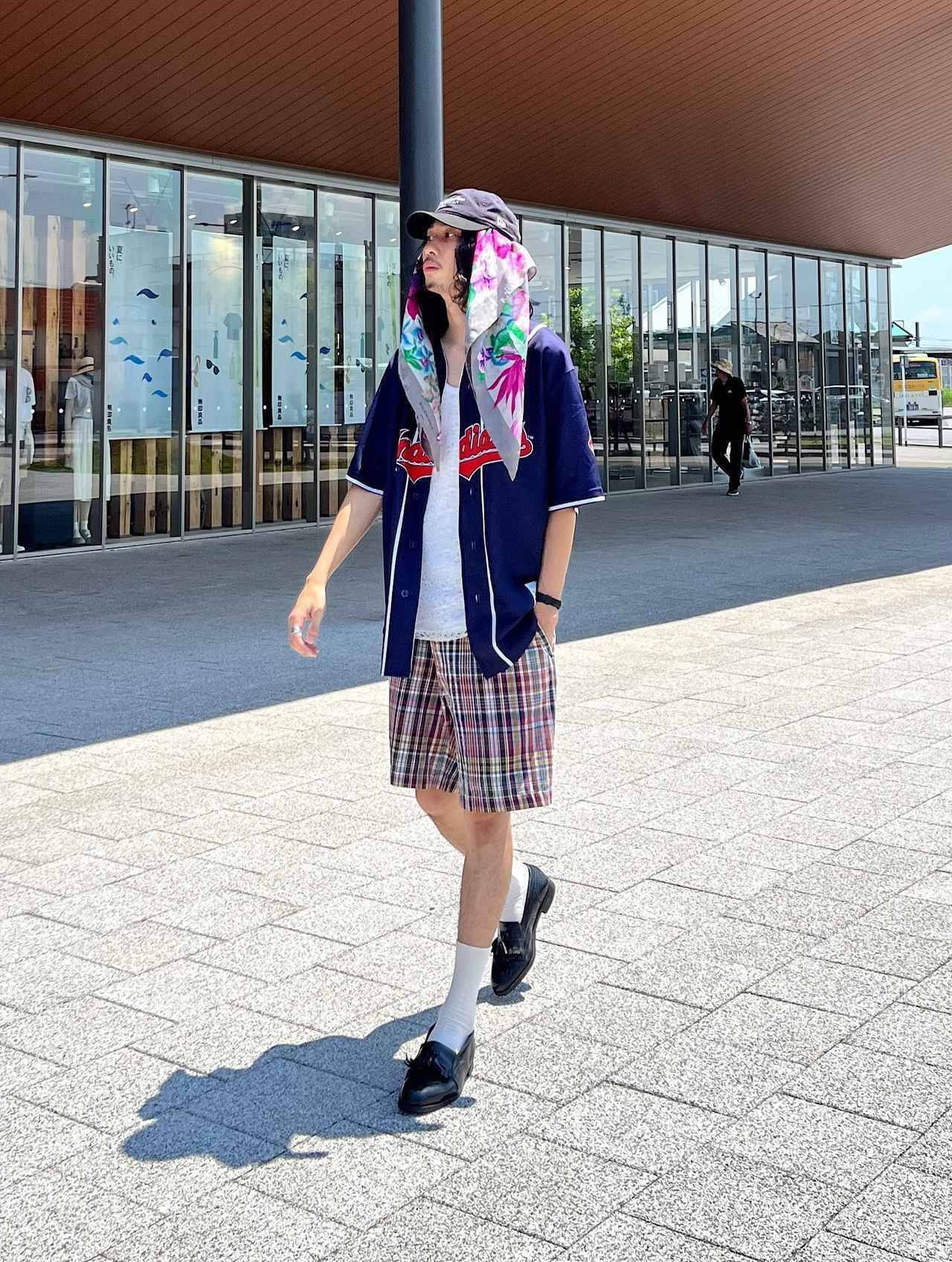 【スカーフ × キャップ】でトレンド感を。 垢抜けが狙える「ストリート系コーデ」