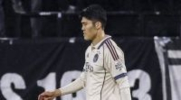 冨安健洋、アヤックス復帰戦でまさかの一発退場！「試合勘のない彼にとってはW杯に向けて大打撃」と現地憂慮