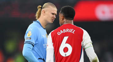 シティFWハーランド、アーセナルDFの頭にボールをぶつける　グアルディオラ監督は怒りの椅子キック