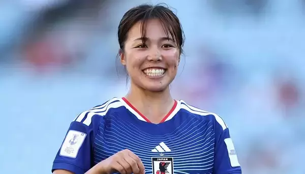 アジア杯優勝の谷川萌々子、最強バイエルン同僚たちが祝福のハグ！『大人LEGO』もプレゼントされる