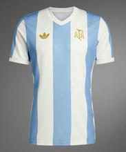 アルゼンチン代表に「アディダス50周年記念」のレトロな特別ユニフォームが登場！選手もさっそく試合で着用