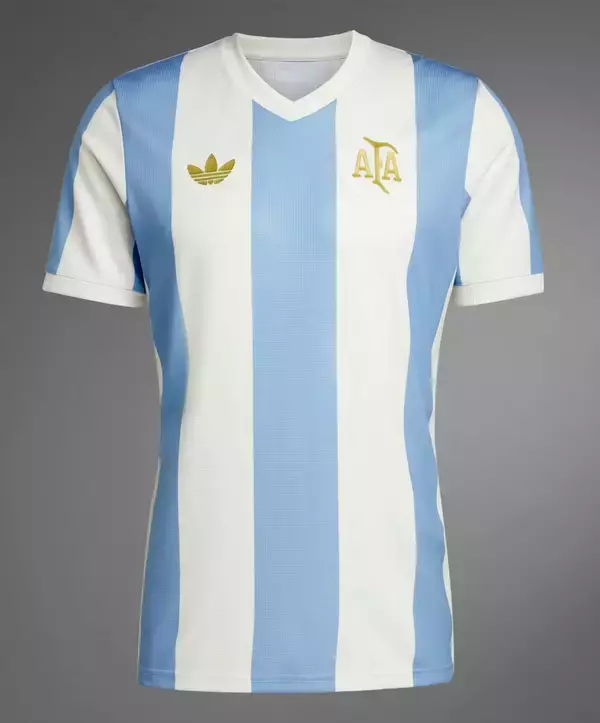 アルゼンチン代表に「アディダス50周年記念」のレトロな特別ユニフォームが登場！選手もさっそく試合で着用