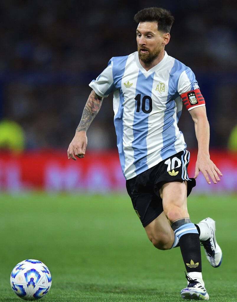 アルゼンチン代表に「アディダス50周年記念」のレトロな特別ユニフォームが登場！選手もさっそく試合で着用