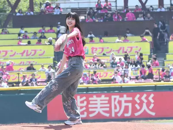 元乃木坂・久保史緒里が通算6度目のセレモニアルピッチ「イーグルス愛を込めた」ノーバウンド投球で、3度目“共演”古謝樹投手の初勝利を後押し