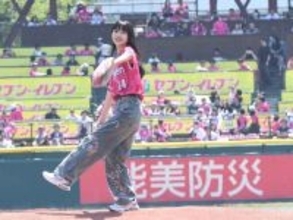 元乃木坂・久保史緒里が通算6度目のセレモニアルピッチ「イーグルス愛を込めた」ノーバウンド投球で、3度目“共演”古謝樹投手の初勝利を後押し