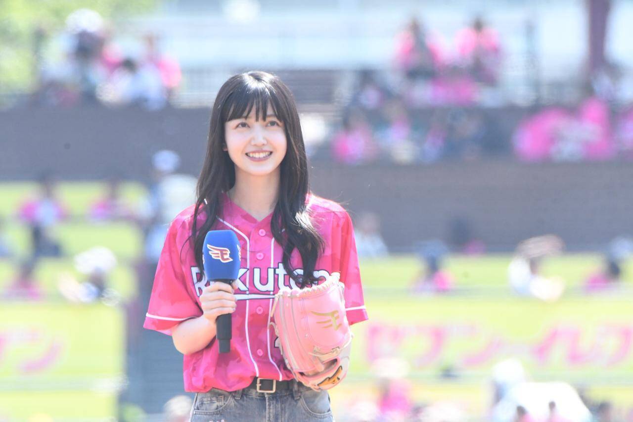 元乃木坂・久保史緒里が通算6度目のセレモニアルピッチ「イーグルス愛を込めた」ノーバウンド投球で、3度目“共演”古謝樹投手の初勝利を後押し