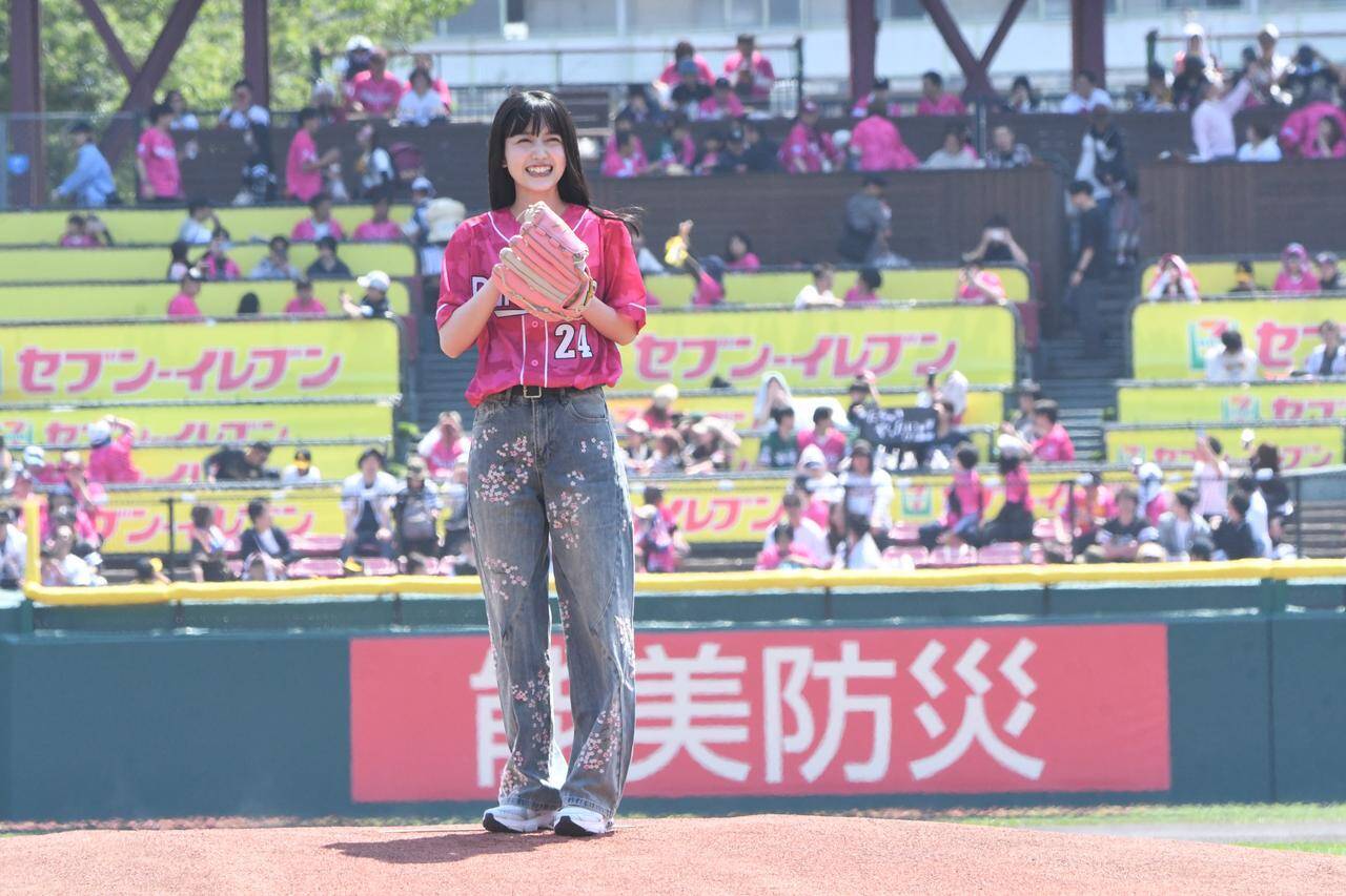 元乃木坂・久保史緒里が通算6度目のセレモニアルピッチ「イーグルス愛を込めた」ノーバウンド投球で、3度目“共演”古謝樹投手の初勝利を後押し