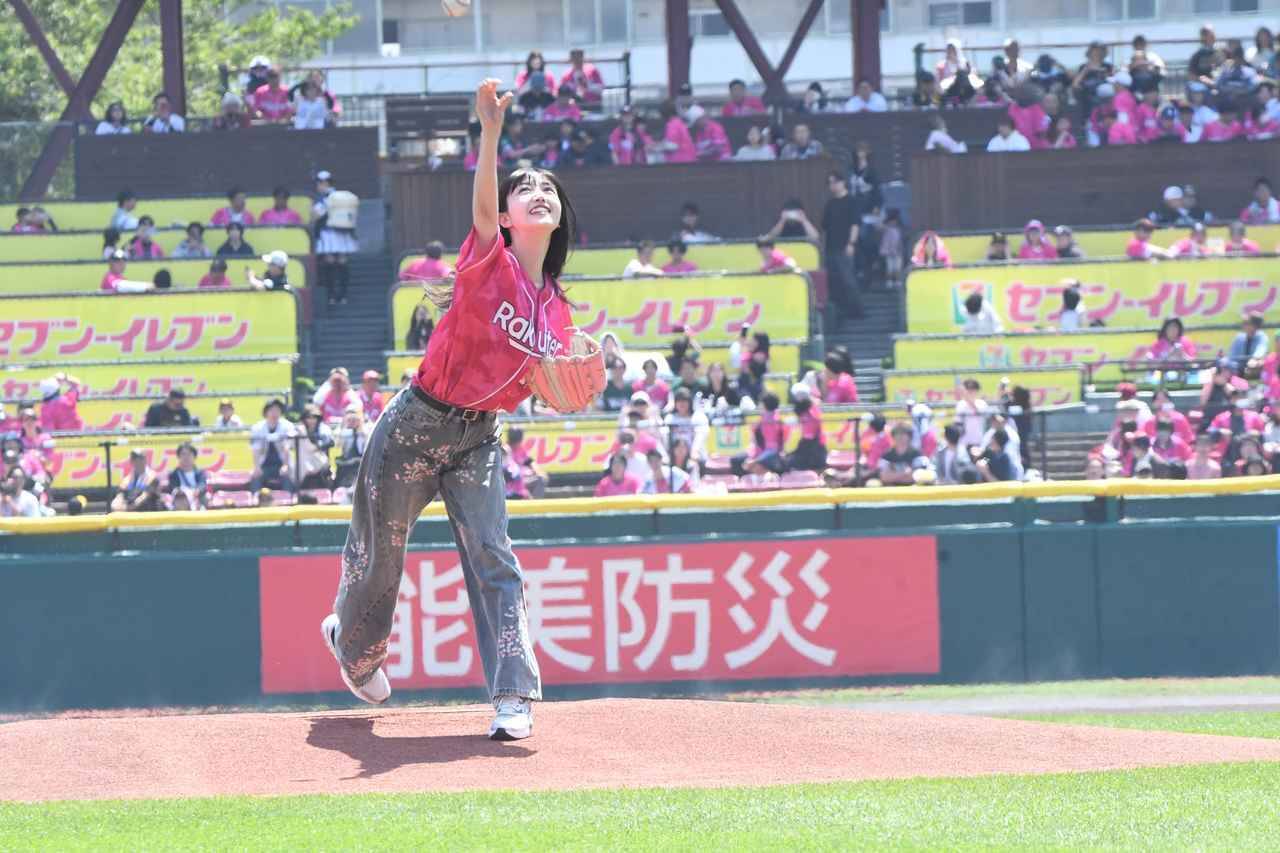 元乃木坂・久保史緒里が通算6度目のセレモニアルピッチ「イーグルス愛を込めた」ノーバウンド投球で、3度目“共演”古謝樹投手の初勝利を後押し