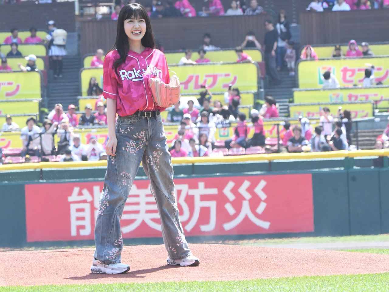 元乃木坂・久保史緒里が通算6度目のセレモニアルピッチ「イーグルス愛を込めた」ノーバウンド投球で、3度目“共演”古謝樹投手の初勝利を後押し