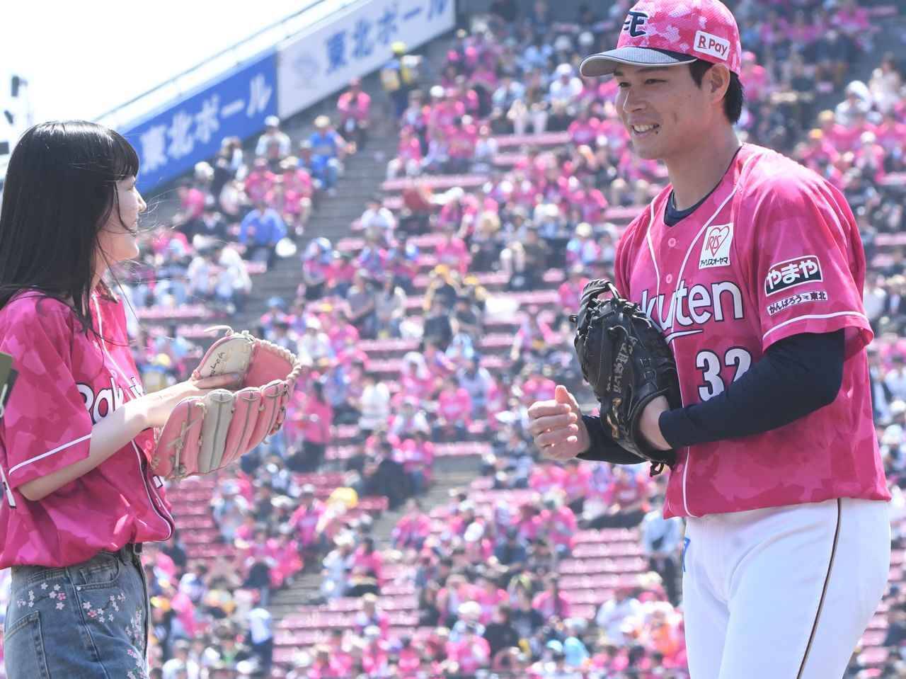 元乃木坂・久保史緒里が通算6度目のセレモニアルピッチ「イーグルス愛を込めた」ノーバウンド投球で、3度目“共演”古謝樹投手の初勝利を後押し