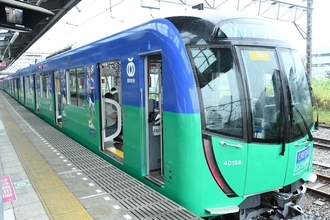 「サッカー日本代表を応援するきっかけになれば」西武鉄道40000系「SAMURAI BLUE トレイン by SAISON」が絶賛運行中！その全貌に迫る