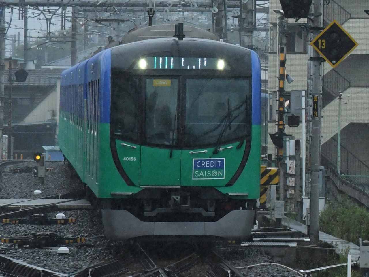 「サッカー日本代表を応援するきっかけになれば」西武鉄道40000系「SAMURAI BLUE トレイン by SAISON」が絶賛運行中！その全貌に迫る