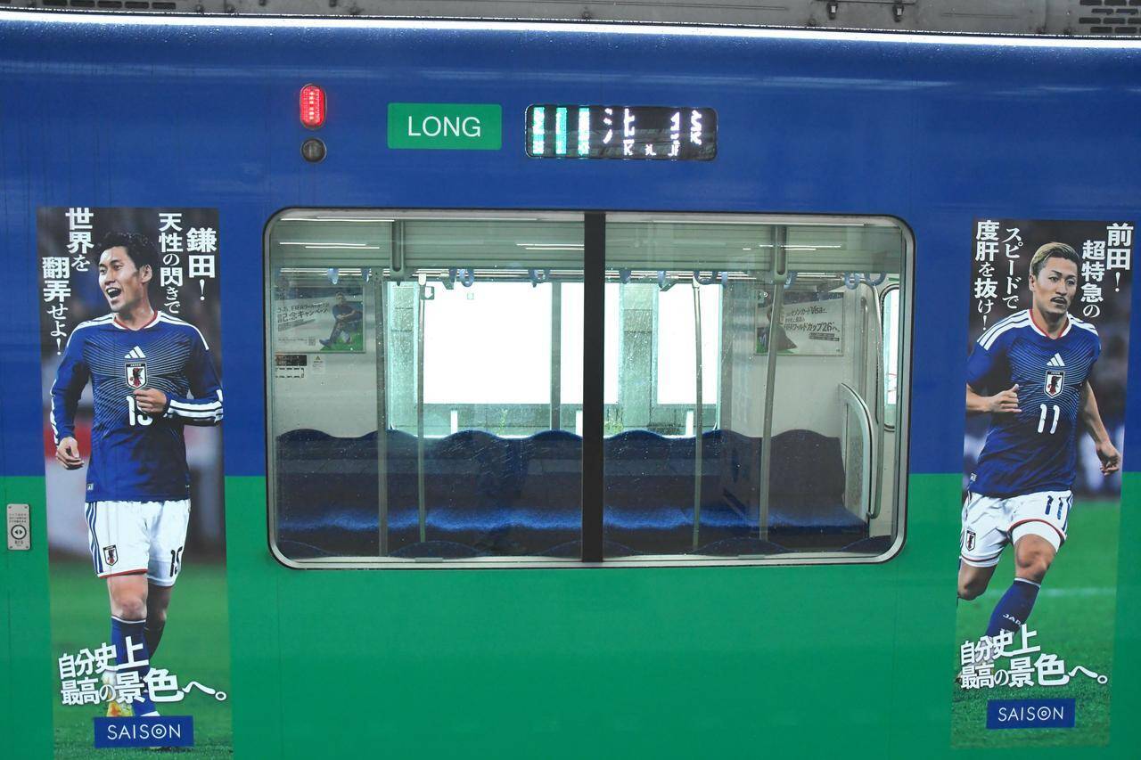 「サッカー日本代表を応援するきっかけになれば」西武鉄道40000系「SAMURAI BLUE トレイン by SAISON」が絶賛運行中！その全貌に迫る