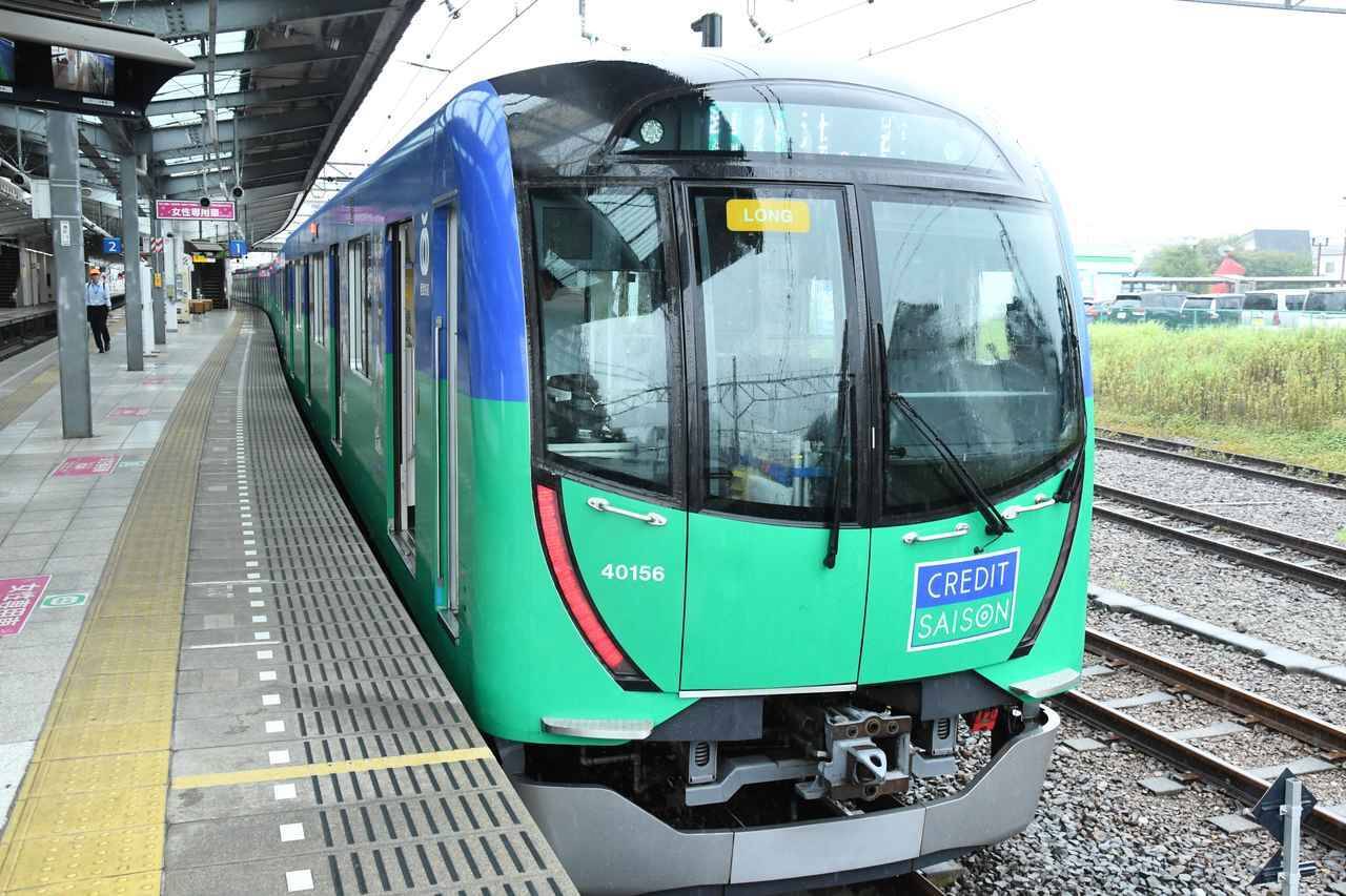「サッカー日本代表を応援するきっかけになれば」西武鉄道40000系「SAMURAI BLUE トレイン by SAISON」が絶賛運行中！その全貌に迫る