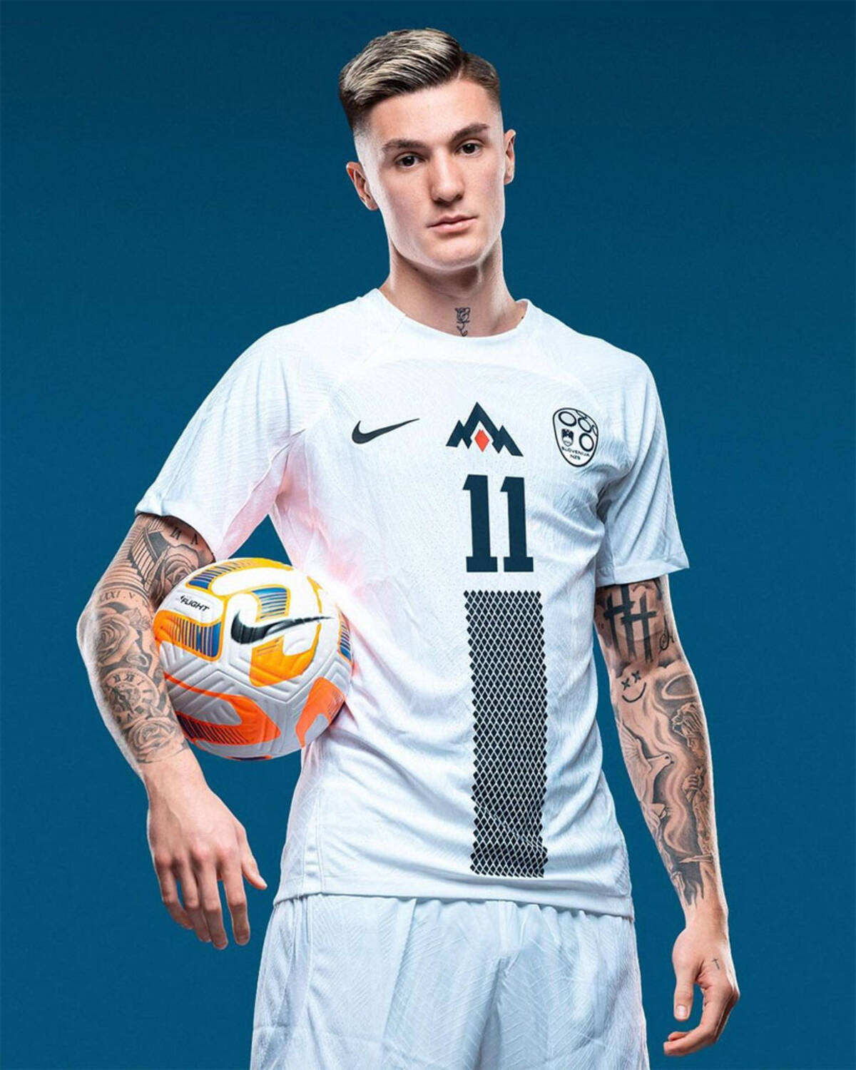 スロベニア代表、EURO2024に向けた新ユニフォームを発表！2022モデルと 