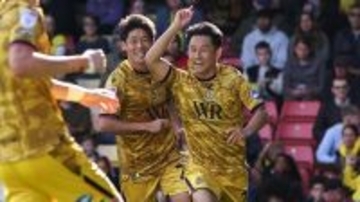 自ら臭いを嗅いで確認！29歳日本人が神対応！「ありがとう！ハグして！」と英少女ファン大感激