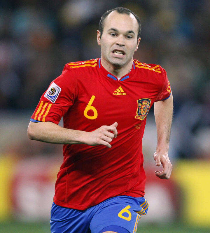 スペイン代表、歴代最高「赤いユニフォーム」6選！美しき“La Roja”の軌跡