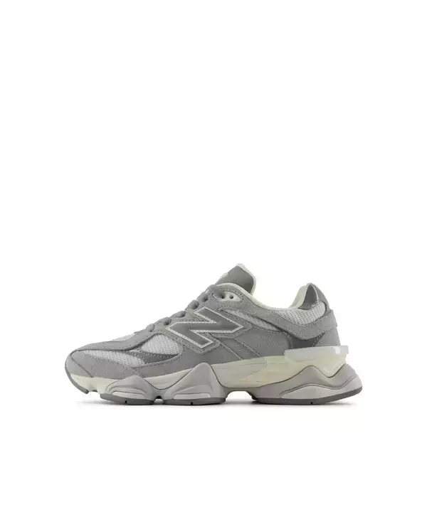 この“レトロ感”たまらない。【New Balance】スポーティーでオシャレな「注目スニーカー」