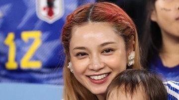 「涙が込み上げました」40歳になる長友佑都、現役続行宣言！妻の平愛梨さんはFC東京サポーターからの『17文字』に感動
