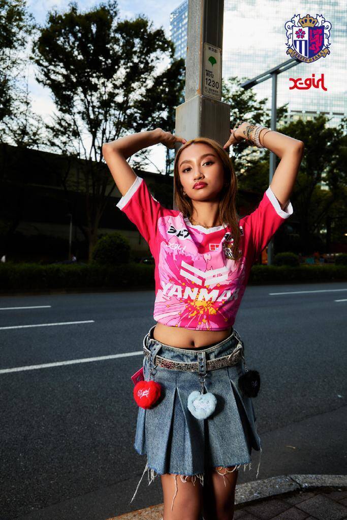 ストリートブランド「X-girl」が女子サッカーのユニフォームをおしゃれに公開！