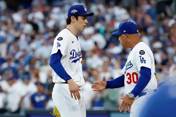 「去年とは別物だ」ロバーツ監督が試合前に"宣言"し、試合後に自ら確認した佐々木朗希の変化