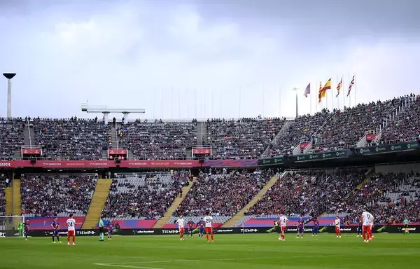 異例！？スペイン1部リーグ、選手たちが試合開始から15秒プレーせずに停止…その理由とは