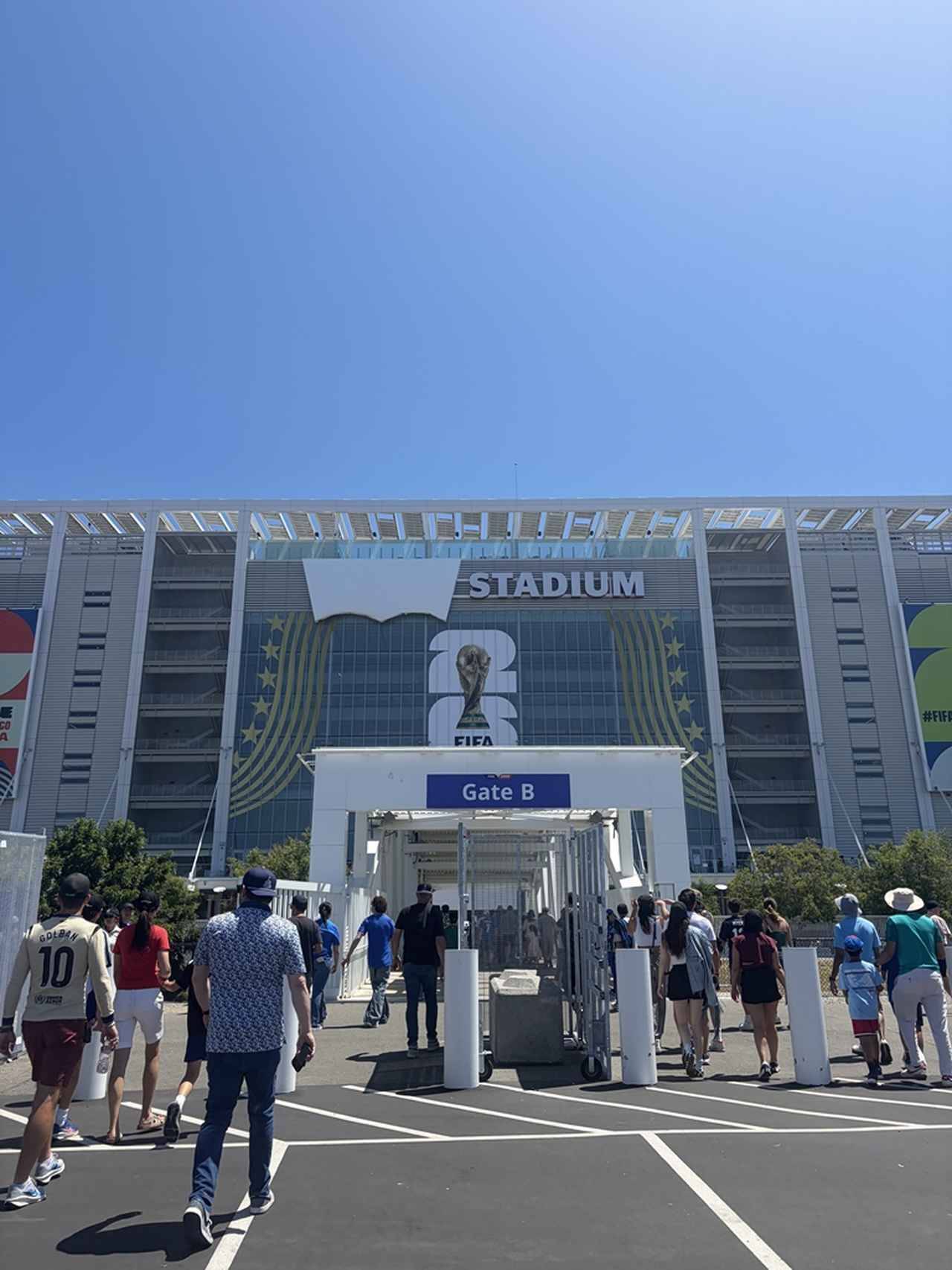 サッカーW杯スタジアムで話題のリーバイス、日本の店舗でも特別演出！ブランド名が次々隠され“あのロゴ”に