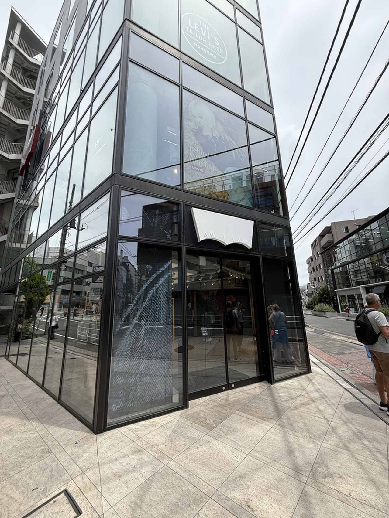 サッカーW杯スタジアムで話題のリーバイス、日本の店舗でも特別演出！ブランド名が次々隠され“あのロゴ”に