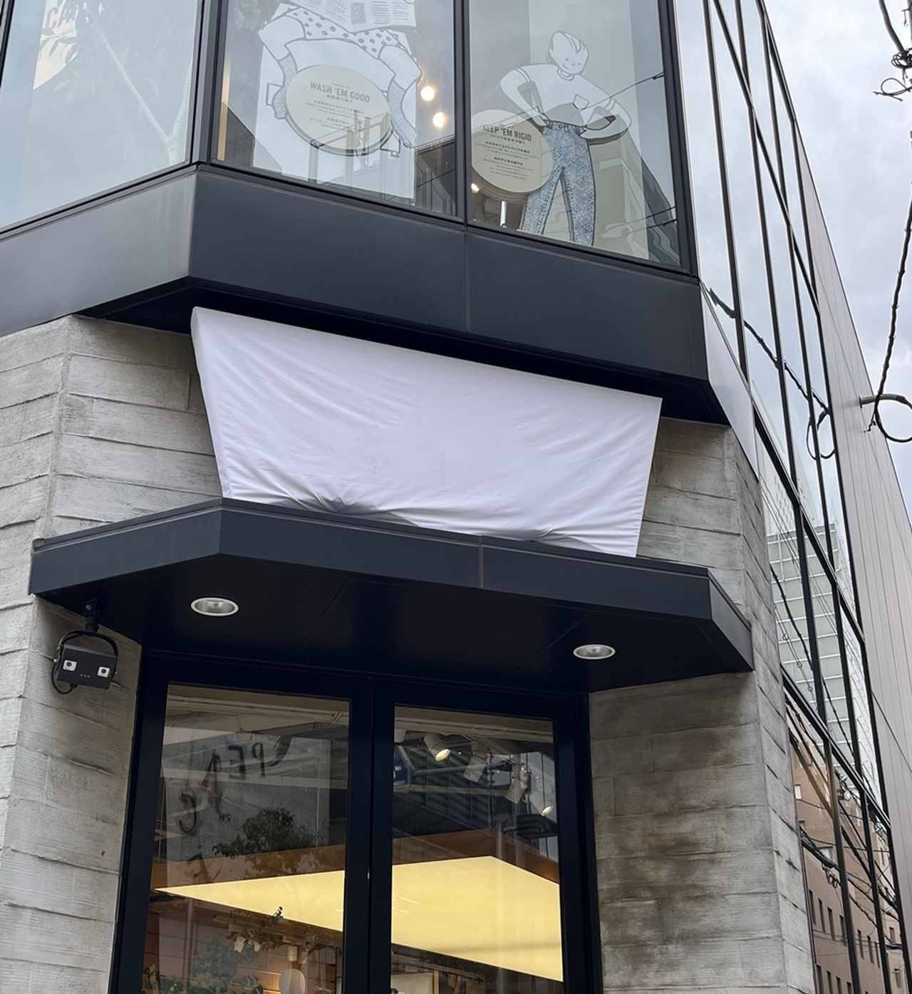 サッカーW杯スタジアムで話題のリーバイス、日本の店舗でも特別演出！ブランド名が次々隠され“あのロゴ”に