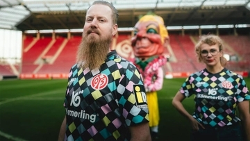 佐野海舟と川崎颯太のマインツが「カーニバル」限定ユニフォームを発表！“キャラ衣装”のダイヤ柄