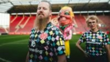 佐野海舟と川崎颯太のマインツが「カーニバル」限定ユニフォームを発表！“キャラ衣装”のダイヤ柄