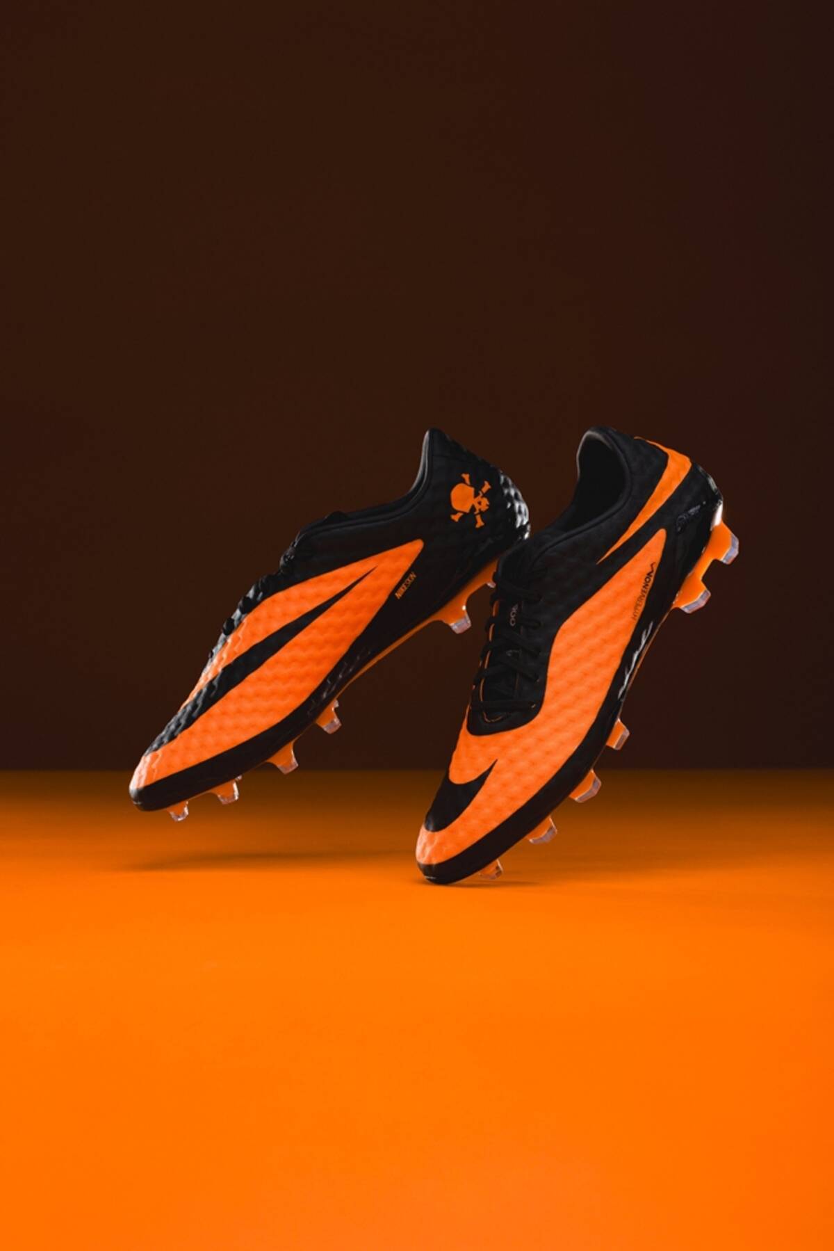 NIKE、“ドクロマーク”の伝説的サッカースパイクが電撃復刻！スター選手 