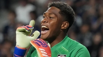 「今大会屈指の好セーブとして語り継がれる」日本代表GK鈴木彩艶、今夏移籍の可能性があるＷ杯のスター選手に選出
