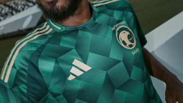 日本代表と対戦！サウジアラビアに2つの最新ユニフォーム登場　白のアウェイは「まさかのヒョウ柄」に