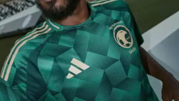 日本代表と対戦！サウジアラビアに2つの最新ユニフォーム登場　白のアウェイは「まさかのヒョウ柄」に