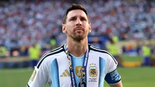 涙の39歳メッシ、W杯連覇ならずで『時代の終わり』…「銀メダルを外さなかったのは正しい判断」と地元紙