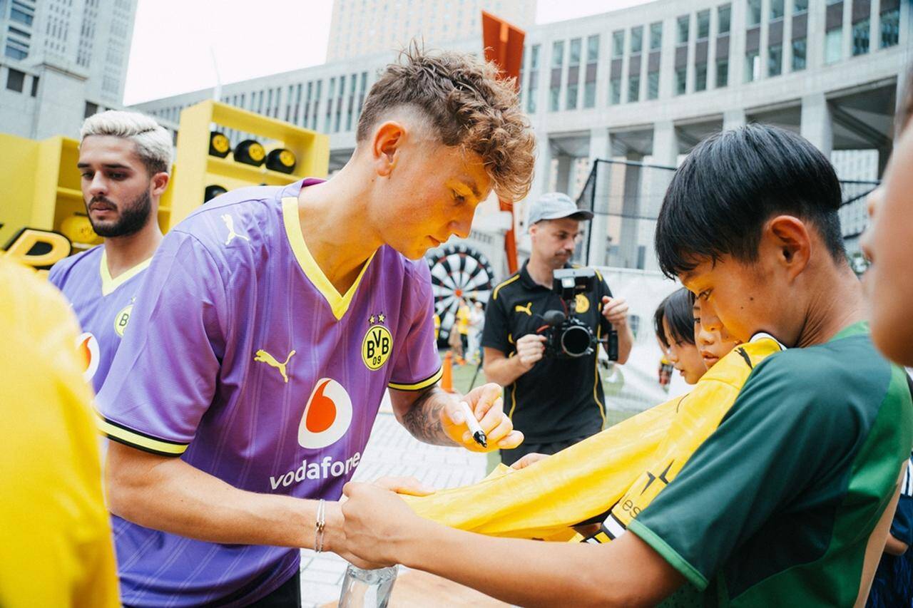 来日中のドルトムント、「BVB World Street Series Tokyo」を東京都庁で開催！最後はプロジェクションマッピングで大盛り上がり