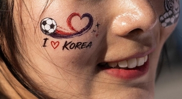 「恥ずかしい」「無礼」W杯で人種差別被害の韓国女性、メッシのユニフォーム踏みつけで炎上！韓国国内もドン引き