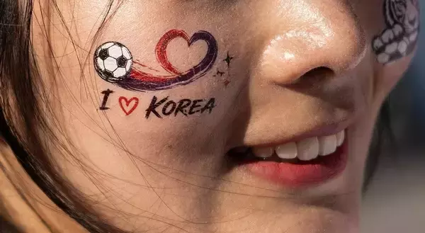 「恥ずかしい」「無礼」W杯で人種差別被害の韓国女性、メッシのユニフォーム踏みつけで炎上！韓国国内もドン引き