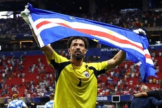 スペインを無失点に抑えた40歳GKが涙を流した理由、母のビザ問題が米議員を動かすまで