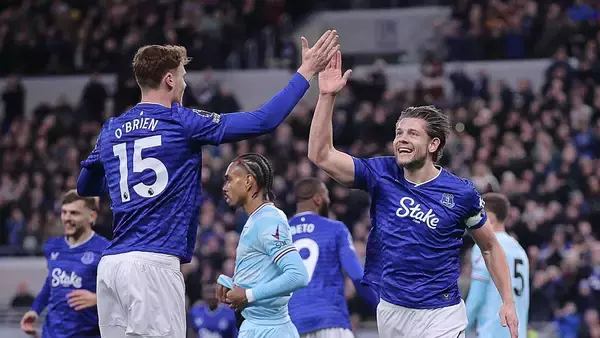 プレミアで流行の兆し！「ラグビースタイルの蹴り上げキックオフ」が復刻しているワケ