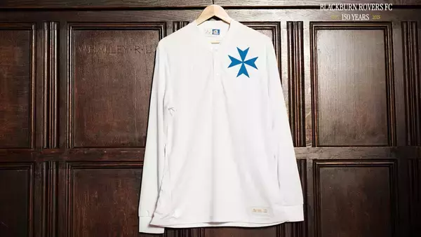 大橋と森下が所属のブラックバーン、超レトロな150周年ユニフォームを発表！エンブレムは「青十字」に