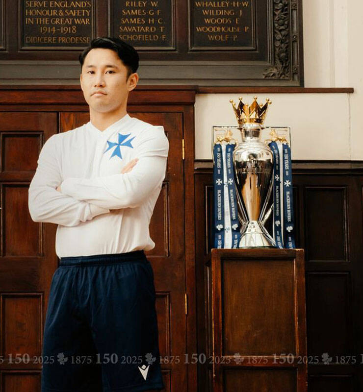 大橋と森下が所属のブラックバーン、超レトロな150周年ユニフォームを発表！エンブレムは「青十字」に