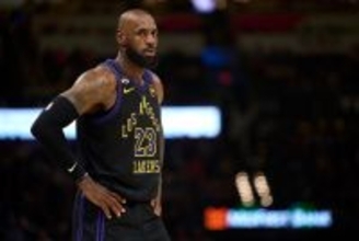 レブロン・ジェームズ、現役のまま故郷にレストランをオープン！元不良生徒が働く「Buckets」で『家族の未来を変える場所だ』