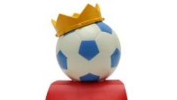 atmos×Jリーグの初コラボアパレルが実現！なぜか「Jリーグキング」のソフビフィギュアも登場…後ろ姿もかわいい