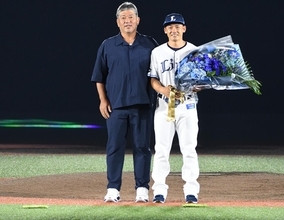 野茂英雄、西武・栗山巧のセレモニーにサプライズ登場！「引退を撤回して」と懇願