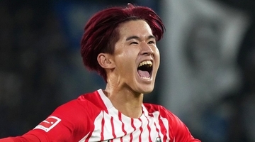 赤髪になった21歳日本代表大器、退場になった日本人同僚を救う英雄ゴール！「赤い魔法」と味方も称賛