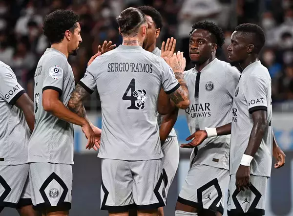 来日したブラジル代表の世界的スター選手、日本が誇る人気アーティストと対面